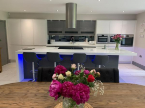 Luxury 5 Bed all en-suite home with Hot tub